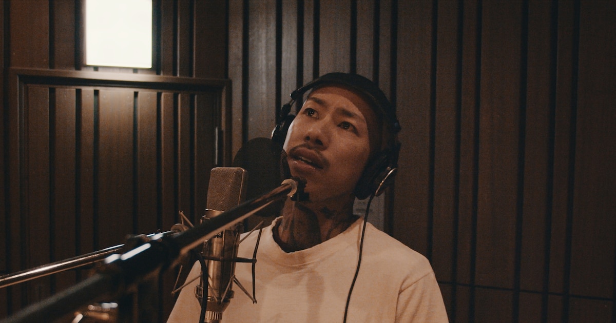 Chiba Yuki Covers Classic 'Ue wo Muite Arukou' for FamilyMart Campaign
