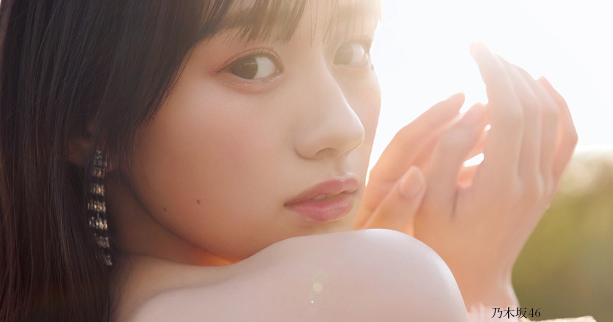 乃木坂46川﨑桜がプールサイドに佇む、輝く水面もまぶしい
