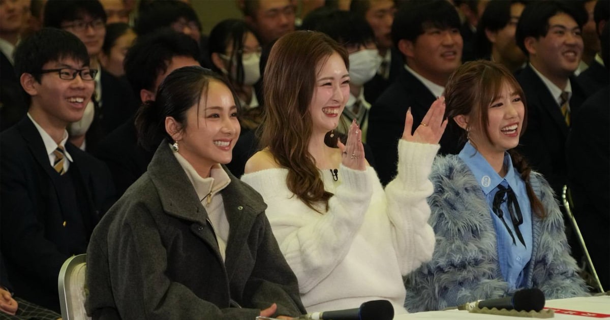 Sakurazaka46's Yui Takemoto Judges High School Comedy on TV Special