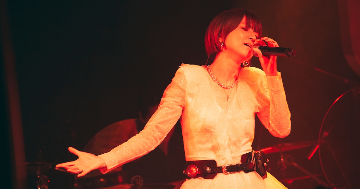 hitomiワンマンライブ「STAND BY」に熱狂渦巻いた渋谷の夜「愛を持っていきましょう」