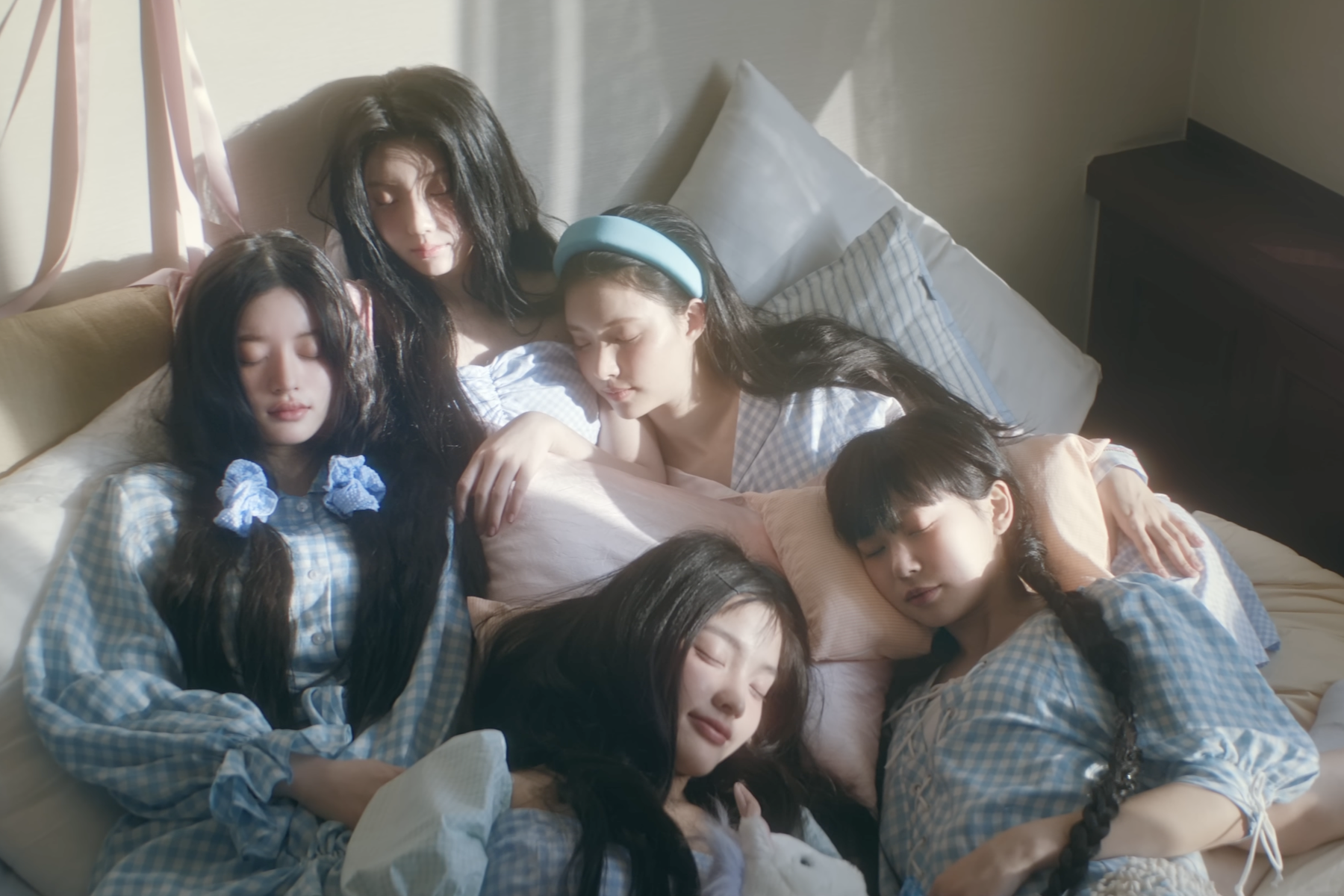 ILLIT’s “Magnetic” Becomes Their 1st MV To Hit 300 Million Views